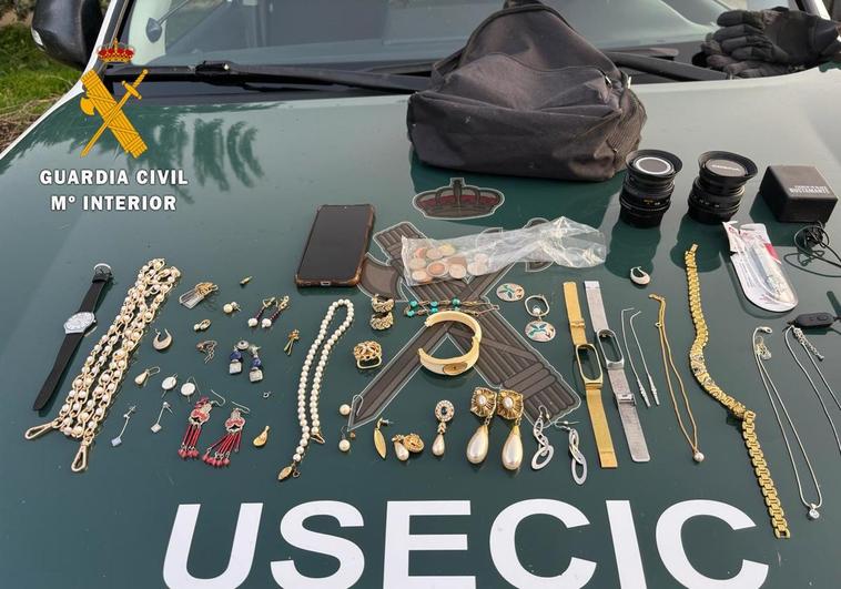 Los detenidos en Aldeatejada por saltarse un control llevaban joyas robadas en una casa de Villares
